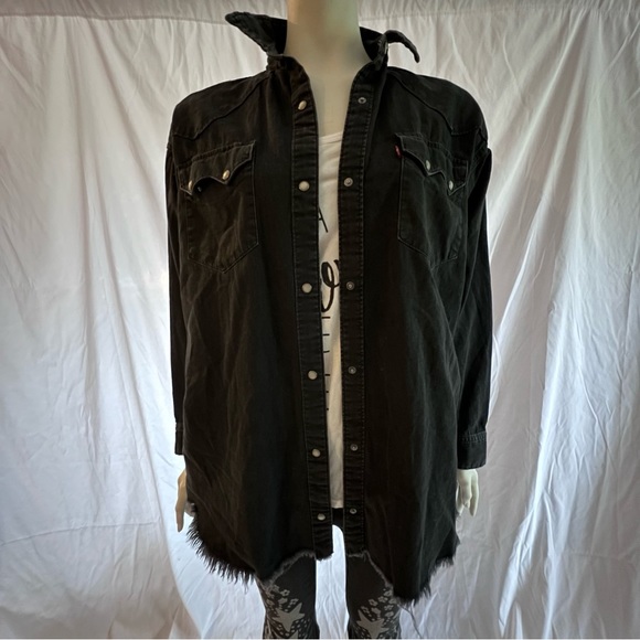 Genuine Levi's black denim shacket size S. Oversized. Distressed. Pearl snaps. - Picture 4 of 5